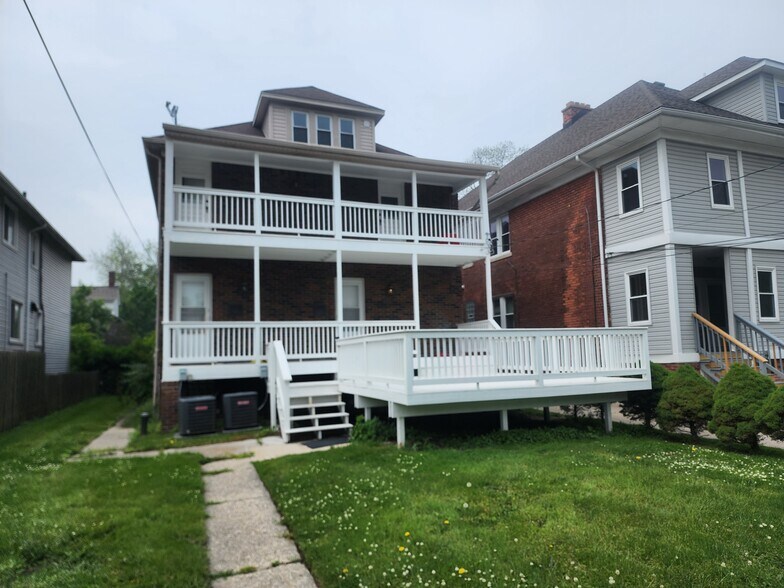 Building Photo - 1016 Lakepointe St
