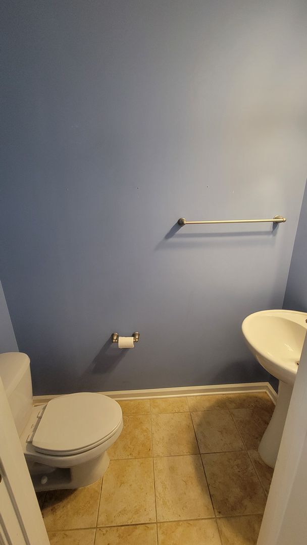 Building Photo - 4 Bed, 3.5 Townhome in Five Forks is Available!