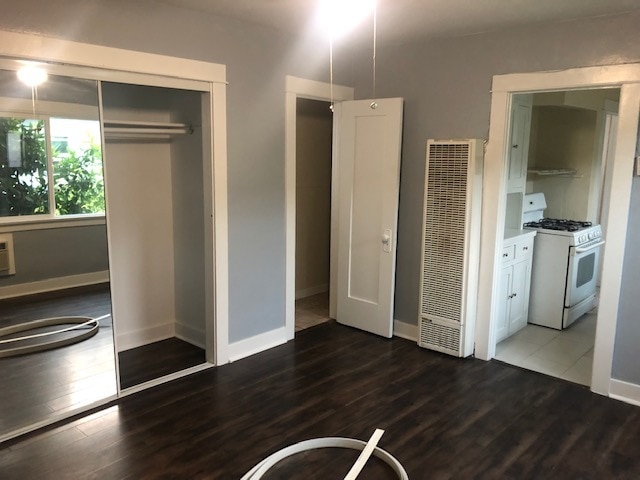 living room./entrance to bathroom - 112 S Fir Ave