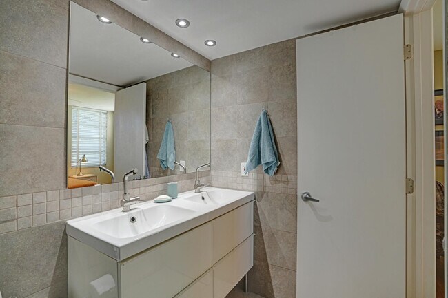 Building Photo - 1831 Sabal Palm Dr