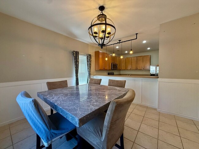 Building Photo - Spacious 3 bedroom condo minutes to the Oceanfront!