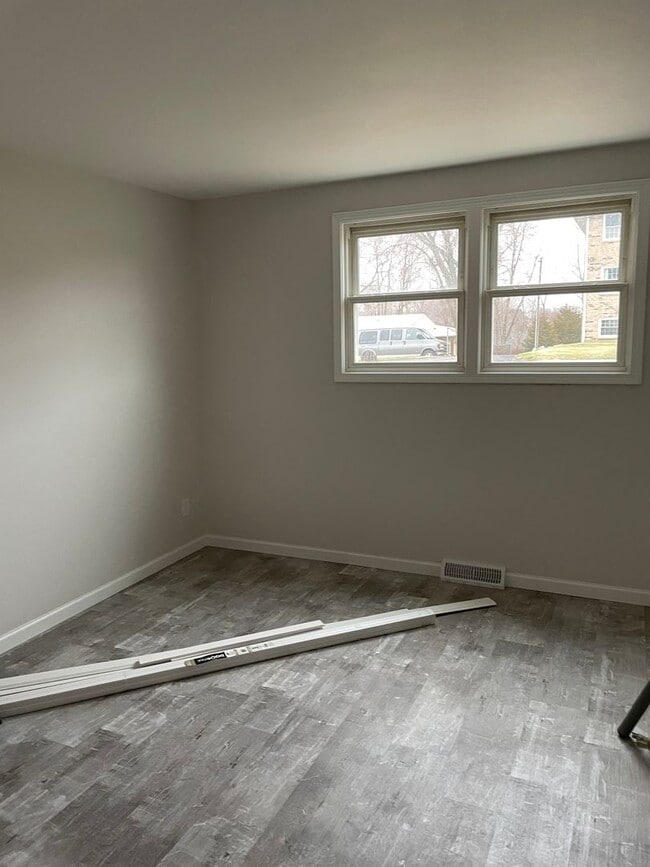 Building Photo - 2 Bedroom, 1.5 Bath Townhouse in LeClaire, IA