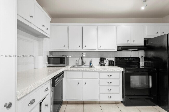 Building Photo - 9440 W Bay Harbor Dr