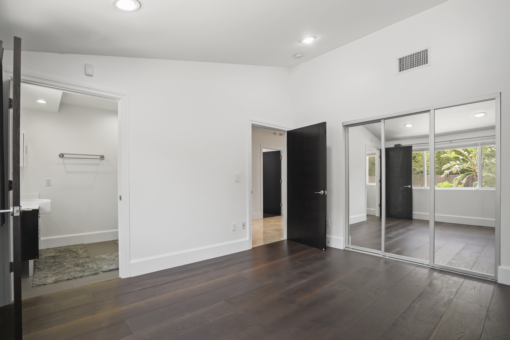 Building Photo - 16544 Park Lane Dr
