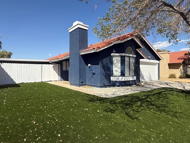 Building Photo - Palmdale 3 + 2 Available Now!