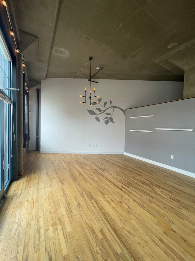Building Photo - Charming Loft with Private Entrance & Pati...