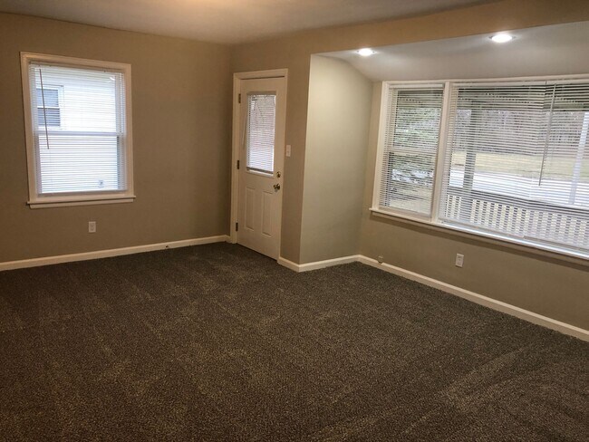 Building Photo - 2 Bedroom Ranch