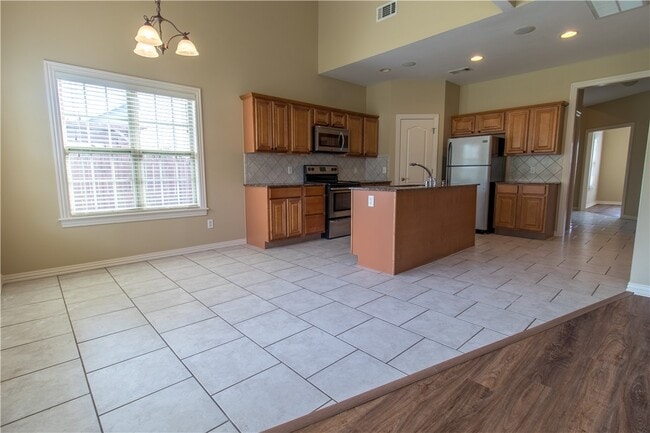 Building Photo - 1502 NE Dysart Woods Ln