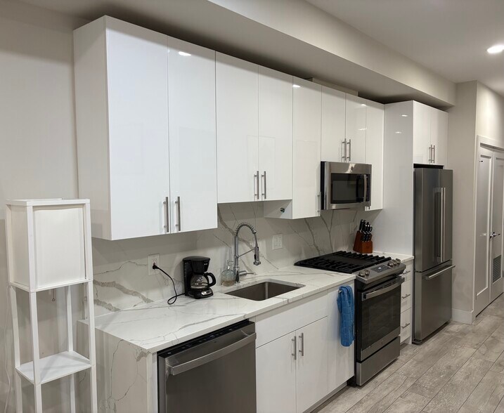 Building Photo - 2556 University Pl NW