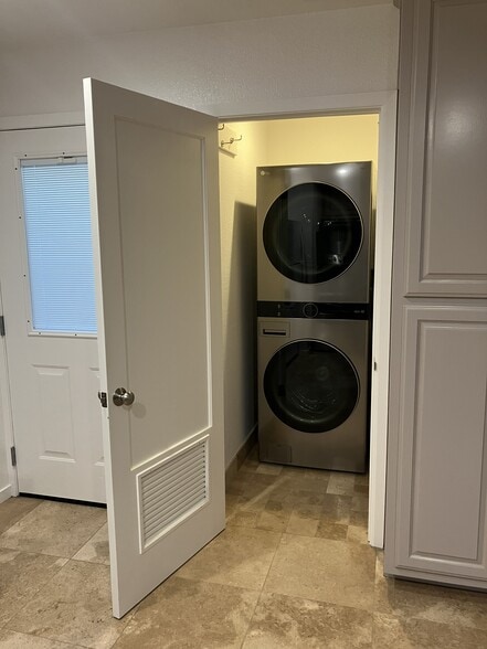 Building Photo - 1145 Delaware St