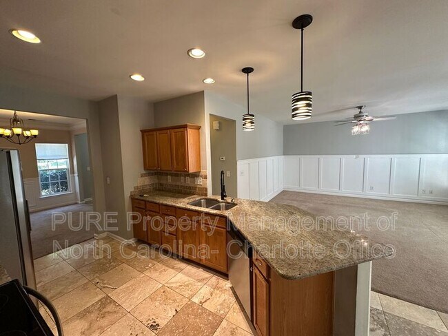 Building Photo - 6033 Queens Walk Ct