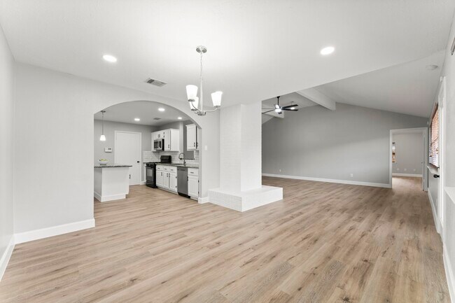 Building Photo - 1111 Tanglewild Ln