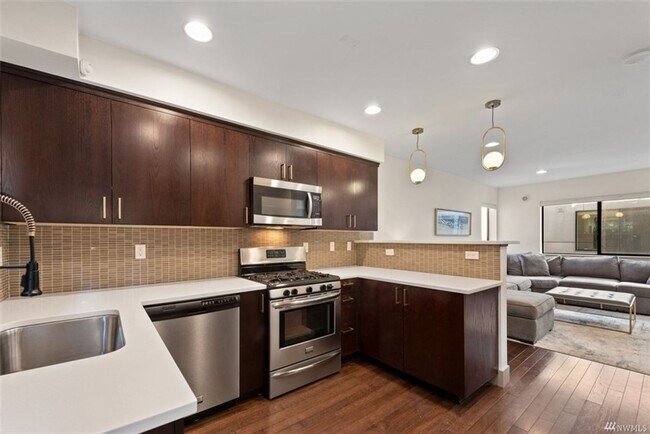 Building Photo - 2Bd/1.75Ba Seattle Townhouse