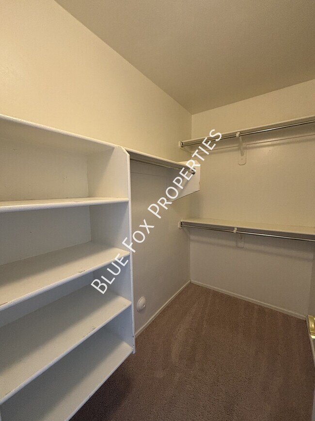 Building Photo - 7135 S Oakbank Dr