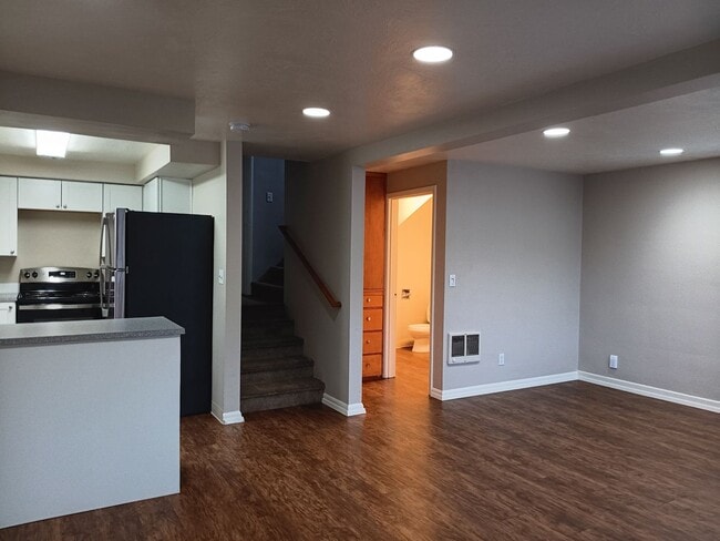 Building Photo - This Charming location Is Ready For You!