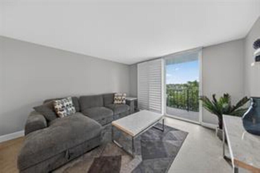 Building Photo - 1800 N Andrews Ave