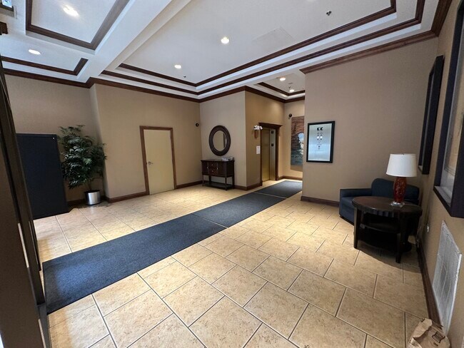 Building Photo - 343 W Old Town Ct