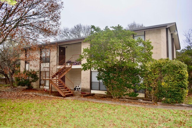 Building Photo - Spacious 2 Bedroom Apartment - Parking - Near Bus Route!