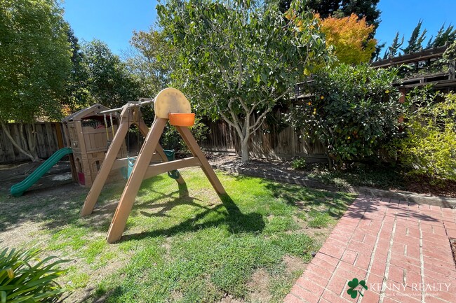 Building Photo - Stunning 3 Bedroom, 2 Bathroom Home in San Carlos