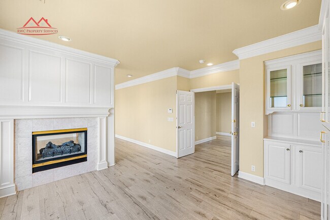 Building Photo - 5662 Country Club Pkwy