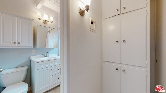 Building Photo - 10333 Santa Monica Blvd