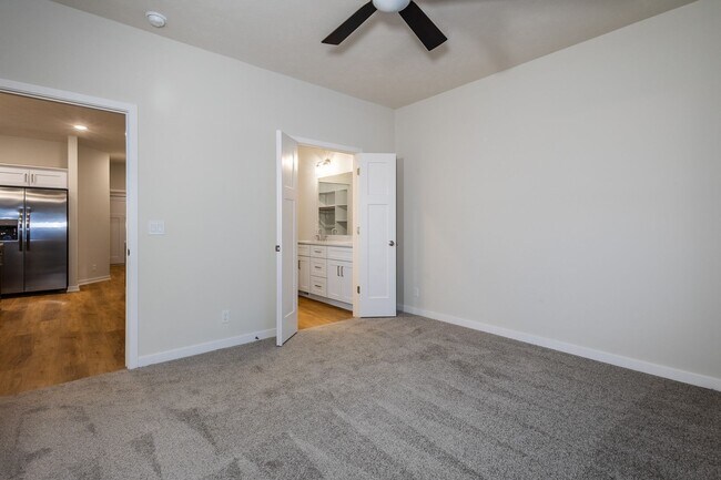 Building Photo - Beautifully Built 4 Bed Duplex!