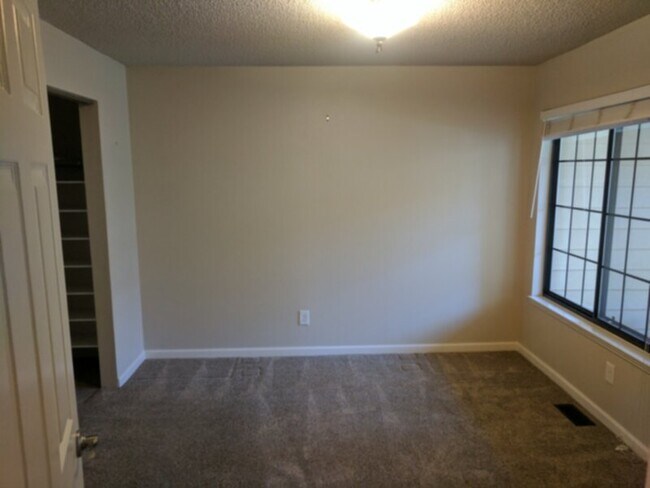 Building Photo - 4842 E Kentucky Ave