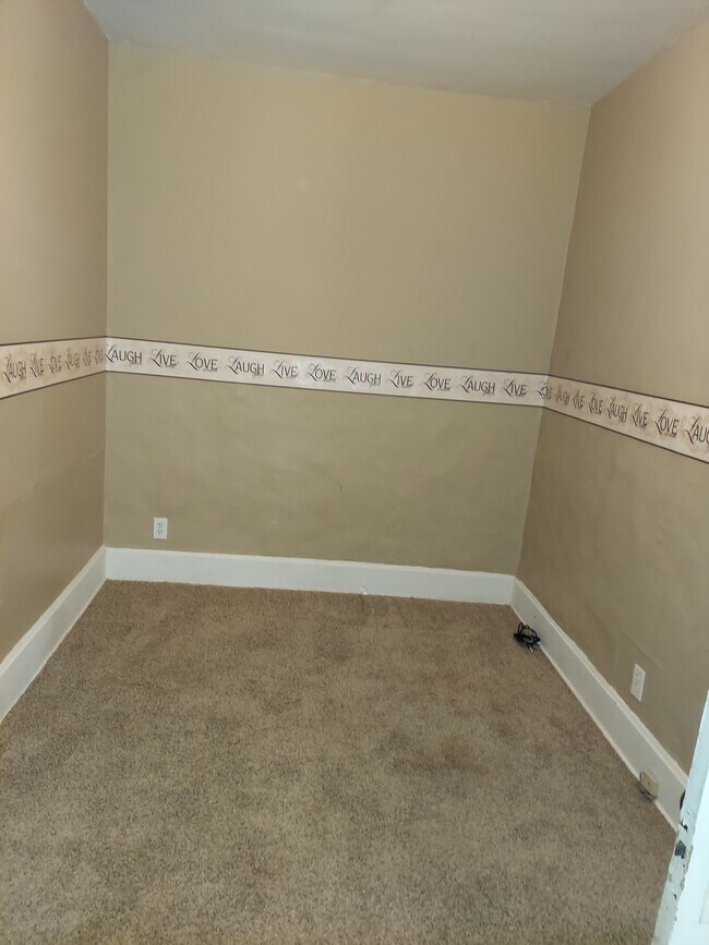 First bedroom - 718 W Jackson St