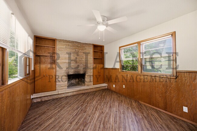 Building Photo - 841 N Country Acres Ave