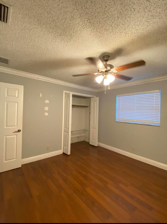 Building Photo - 2868 Lillian Ln