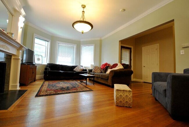 Building Photo - WOW! NO FEE!!!  RENOVATED 3 BED/2 BATH ON 2 LEVELS IN WASHINGTON SQ