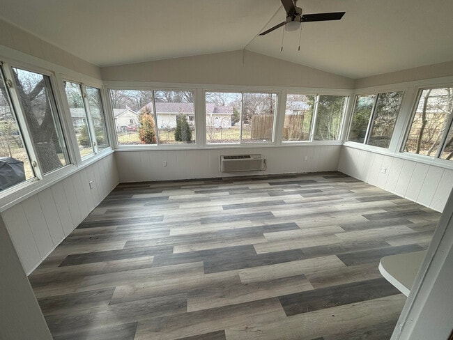 Building Photo - 596 Golfwood Dr