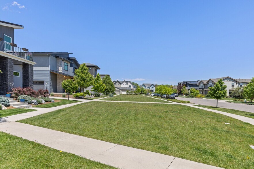 Building Photo - 3681 Paonia St