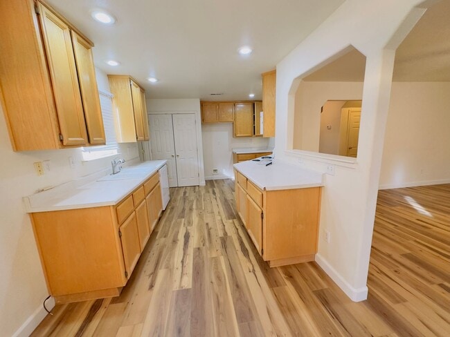 Building Photo - 3 Bedroom 2 1/2 Bath 3 garage