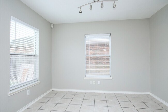 Building Photo - 18926 Piney Way Dr