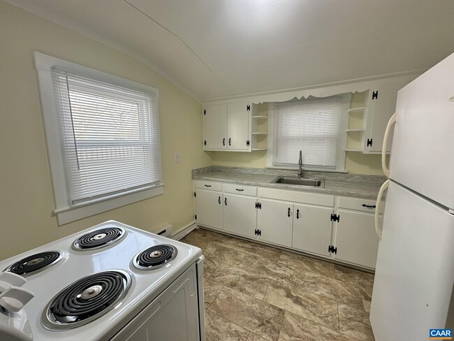 Building Photo - 520 Pine Ave