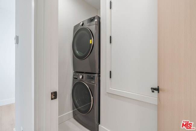 Building Photo - 8670 Encino Ave