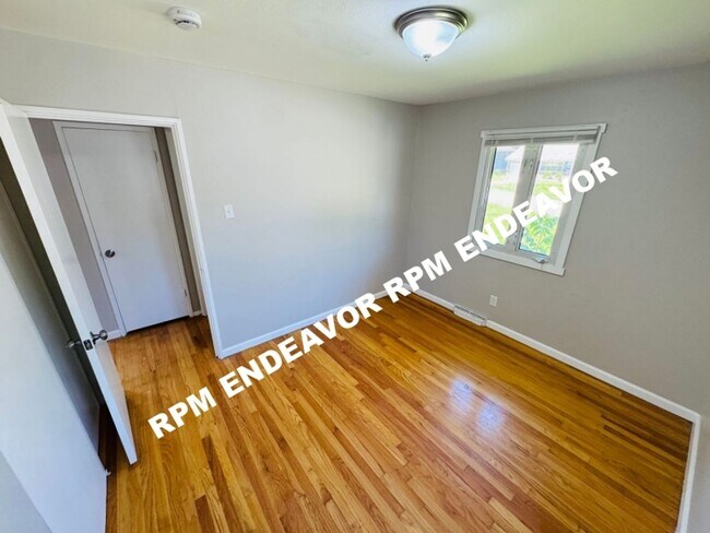Building Photo - Just Hit the Market — Spacious Layout + Basement Space in St. Louis, Housing Choice Voucher Accep...
