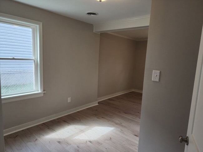 Building Photo - Updated and Remodeled 2 Bedroom, 1 bath in Desirable Location!