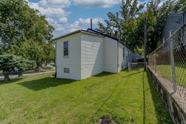 Building Photo - 7150 Manette Dr