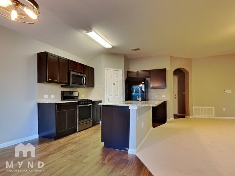 Building Photo - 1100 Mitchell Dr