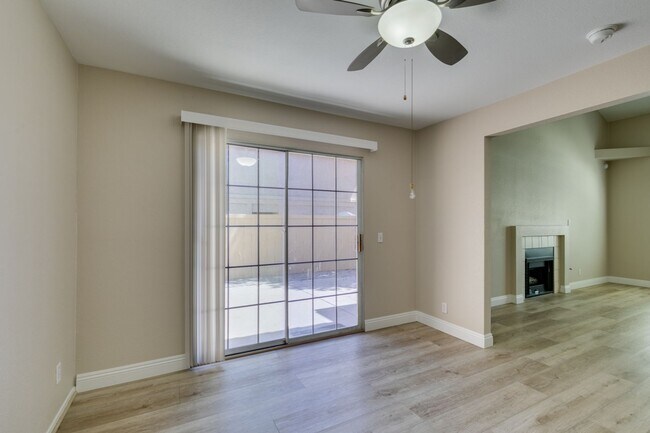 Building Photo - Stylish 2-Bedroom Townhome in Green Valley...