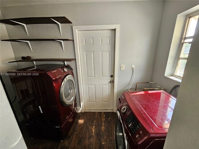 Building Photo - 7501 Pierce St