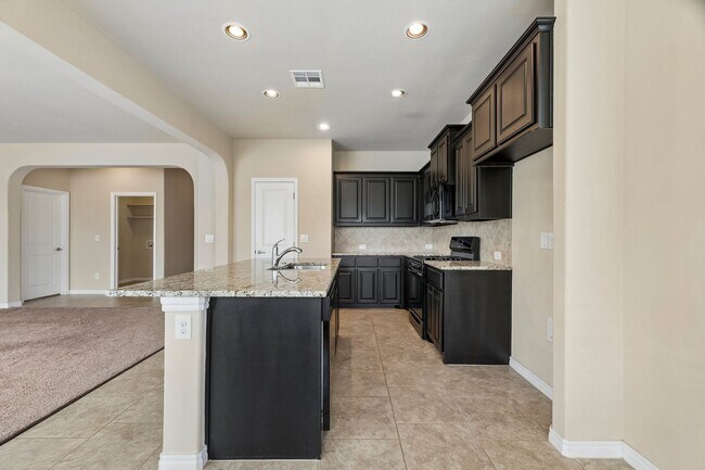 Building Photo - 3 bedroom 2 bath near Paycom!