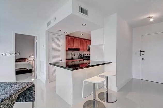 Building Photo - 9800 W Bay Harbor Dr