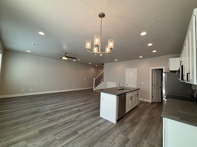 Building Photo - BRAND NEW TOWNHOME FOR RENT!