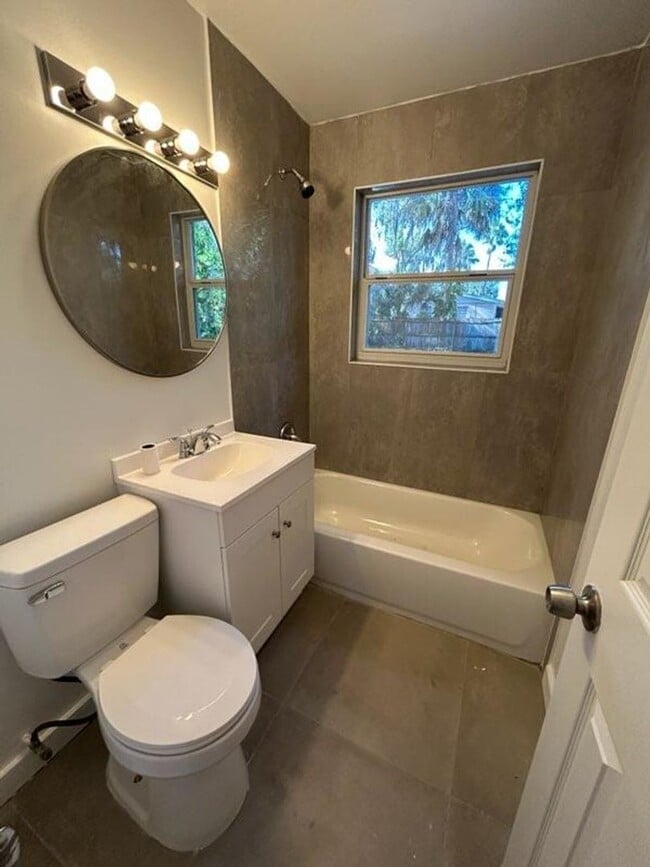 Building Photo - 760 Greenway Pl