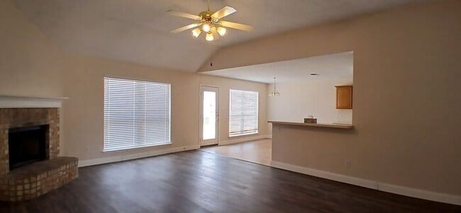 Building Photo - Summerfields Beauty: Oversized Kitchen + Flex 4th Bedroom