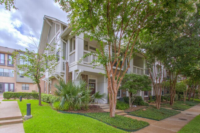 Building Photo - 1862 Summit Ave