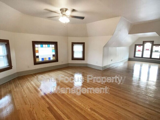 Building Photo - 841 Diamond St